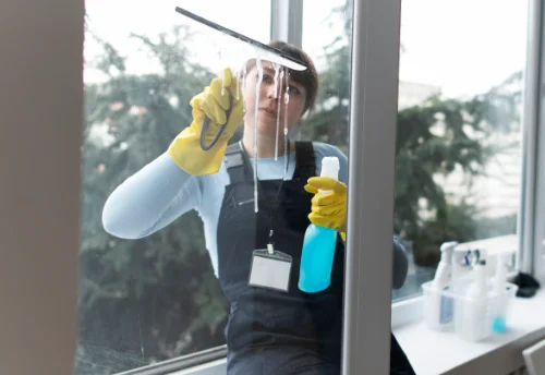 Nettoyage de vitres intérieures et extérieures à Lablachère